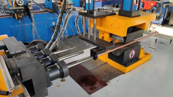 SG40NC boru ucu şekillendirme makinesinin 4 istasyonu 2 inç çelik boru küçülmesi için